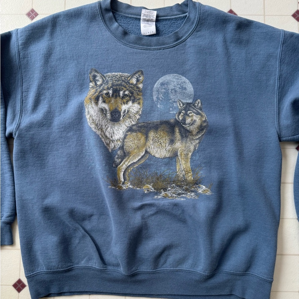 Vintage Wolf and Moon Sweatshirt Crewneck  men’s medium